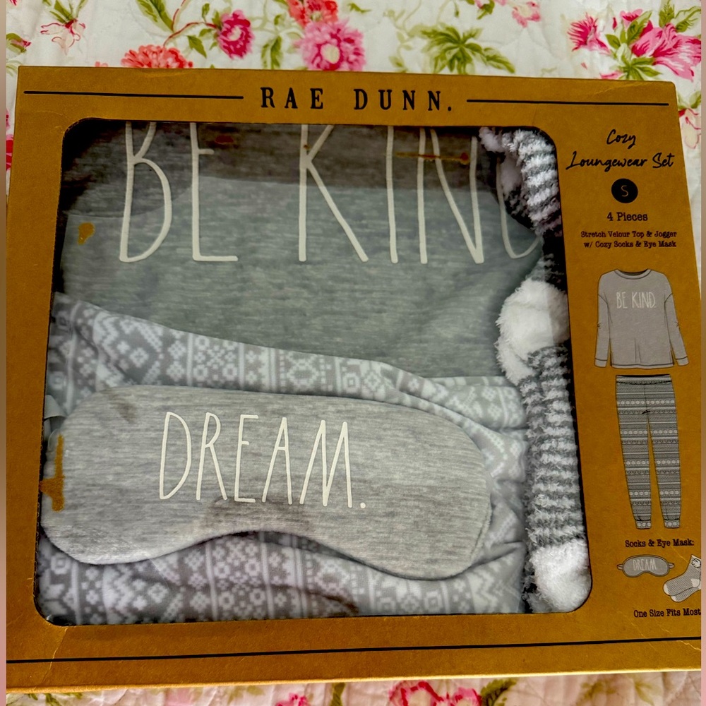 Cozy Loungeewaer Set . Rae Dunn 4 pieces